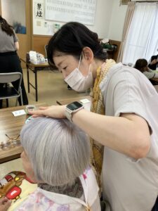生まれて初めてのネイル・メイクで笑顔・すまいる小町